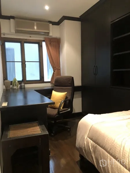 公寓 出租在Watthana, Bangkok - 卧室工作角，书桌、办公椅和高柜。