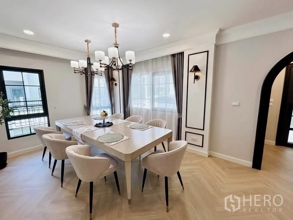 บ้านเดี่ยว for rent in Bang Phli, Samut Prakan - ห้องทานอาหารพร้อมแชนเดอเลียร์ โต๊ะยาวสำหรับแปดที่นั่ง และหน้าต่างบานกว้าง