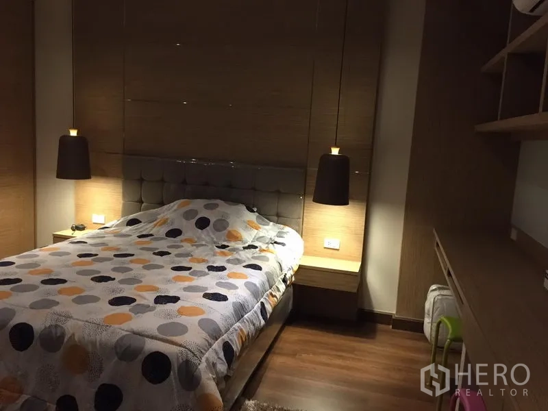 公寓 出售在Watthana, Bangkok - 温馨卧室，软包床头，两侧吊灯与内置床头柜