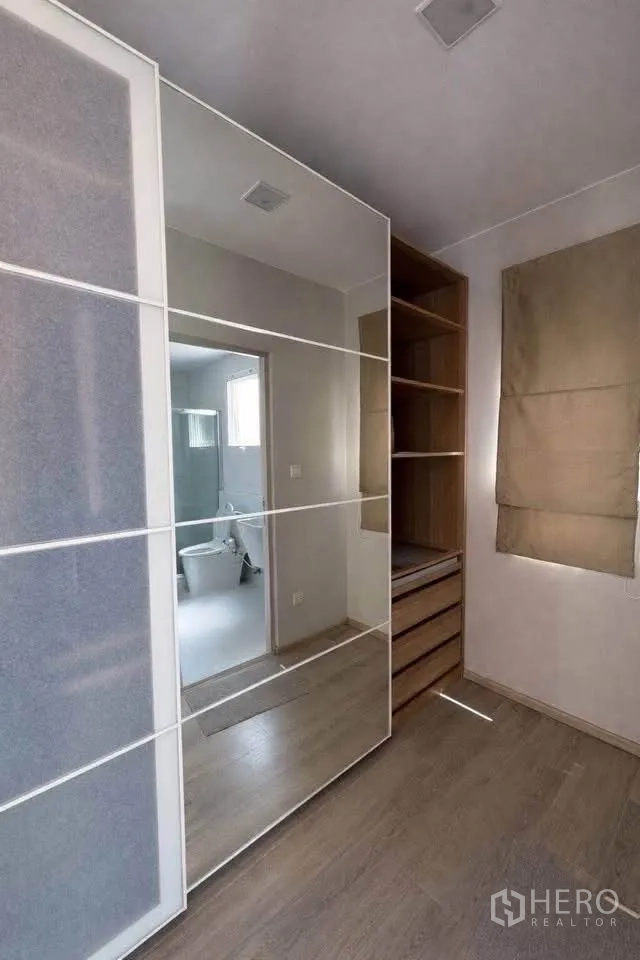 半独立式住宅 for rent in Prawet, Bangkok - 更衣区设镜面衣柜与开放搁架，旁为浴室。