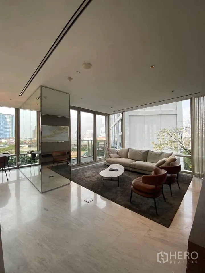 คอนโด for rent in Sathon, Bangkok - พื้นที่นั่งเล่นแบบเปิดกว้าง ปูพรมสีเข้ม พร้อมกระจกหน้าต่างรอบด้าน.
