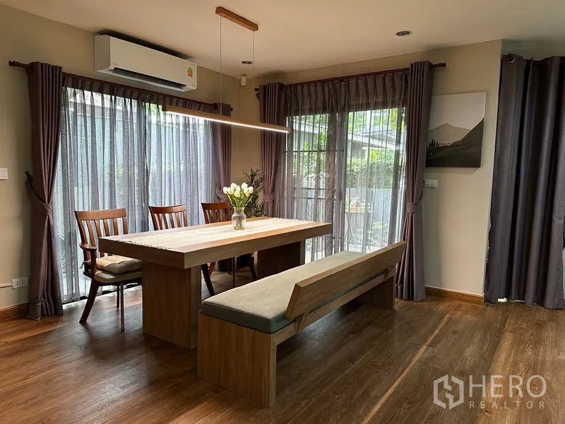 บ้าน ให้เช่าในPrawet, Bangkok - ห้องรับประทานอาหาร โคมไฟแขวน ม้านั่งยาว และผ้าม่านโปร่งมองสวน