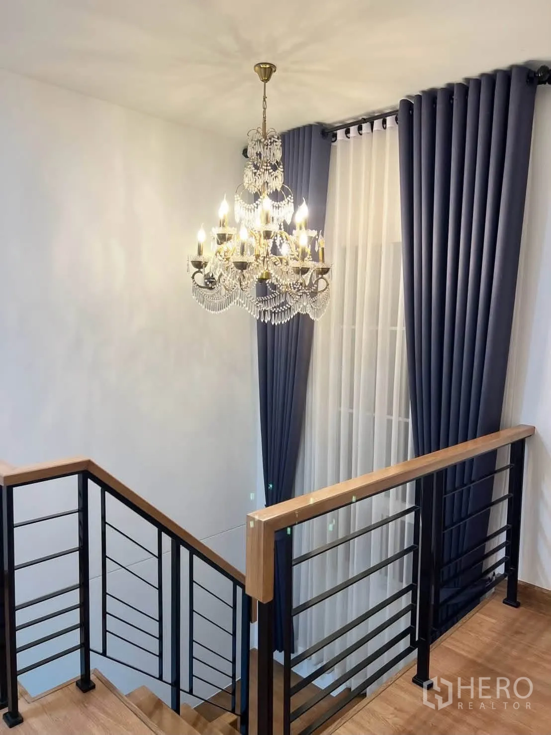 半独立式住宅 for rent in Prawet, Bangkok - 楼梯平台，水晶吊灯与金属木质扶手