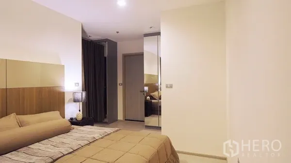 公寓 出租或出售在Khlong Toei, Bangkok - 第二卧室，暖色系布置，内置床头与床头灯，衣柜与镜面