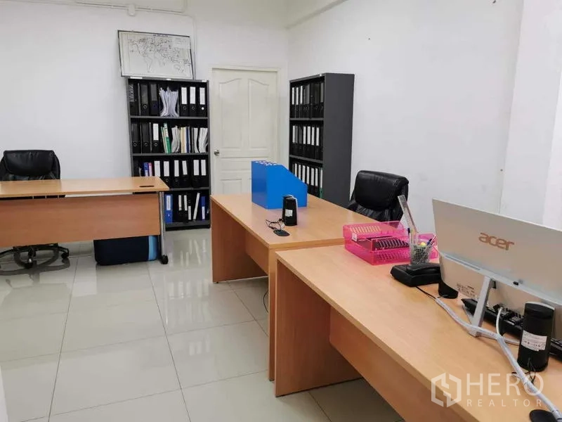 สำนักงาน ให้เช่าในHuai Khwang, Bangkok - ออฟฟิศแปลนเปิด มีโต๊ะทำงานหลายตัว ชั้นแฟ้มเอกสาร และพื้นกระเบื้อง.
