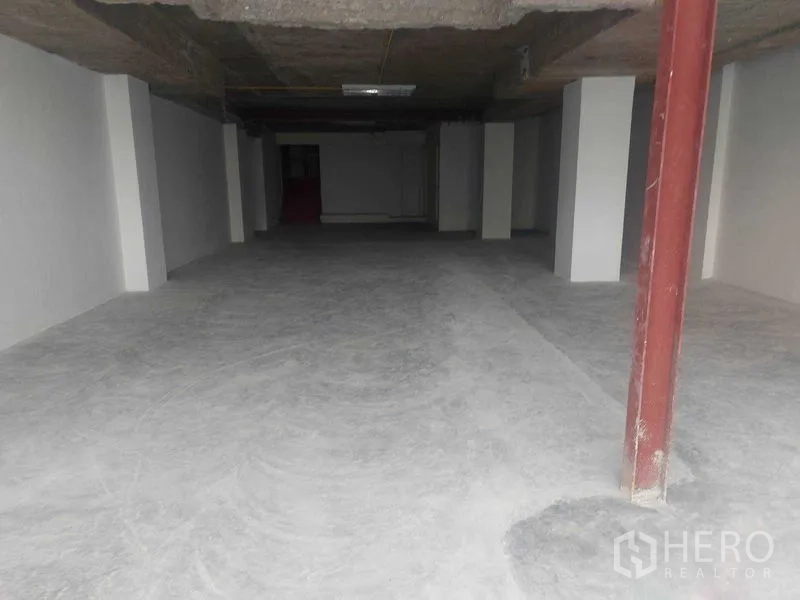 Retail Space for rent in Pathum Wan, Bangkok - Open-plan raw retail unit with concrete floor, exposed ceiling and support columns in Pathum Wan, Bangkok.