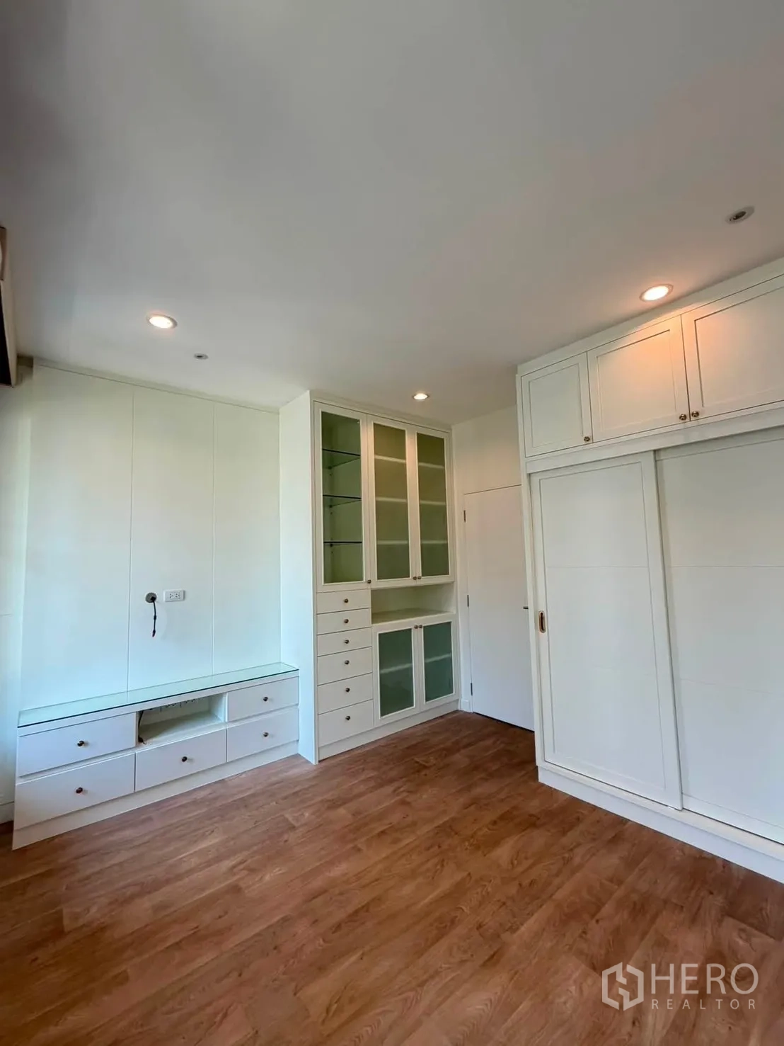 บ้านเดี่ยว for rent or sale in Prawet, Bangkok - ห้องนอนพื้นไม้ พร้อมตู้เสื้อผ้าบิลท์อินและลิ้นชัก
