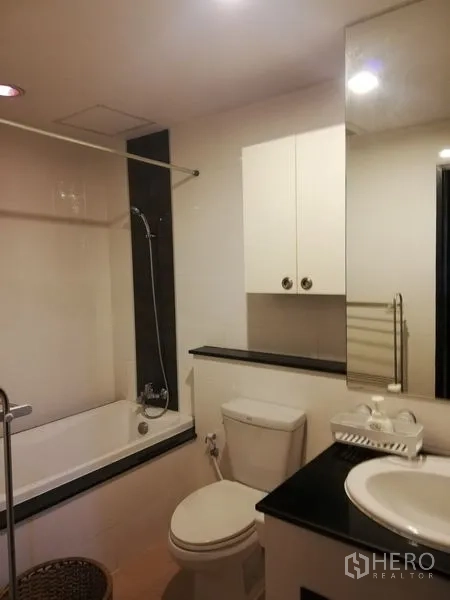 公寓 出租在Watthana, Bangkok - 第二浴室带浴缸与花洒，设台盆与坐便器。