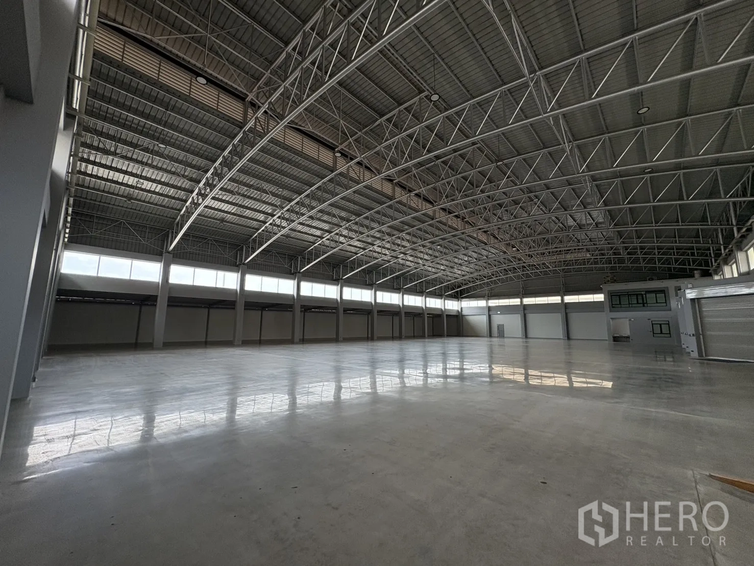 คลังสินค้า ให้เช่าในMueang Samut Prakan, Samut Prakan - พื้นคลังสินค้าโล่งพร้อมช่องแสงรอบอาคาร และออฟฟิศสองชั้นภายในด้านท้าย