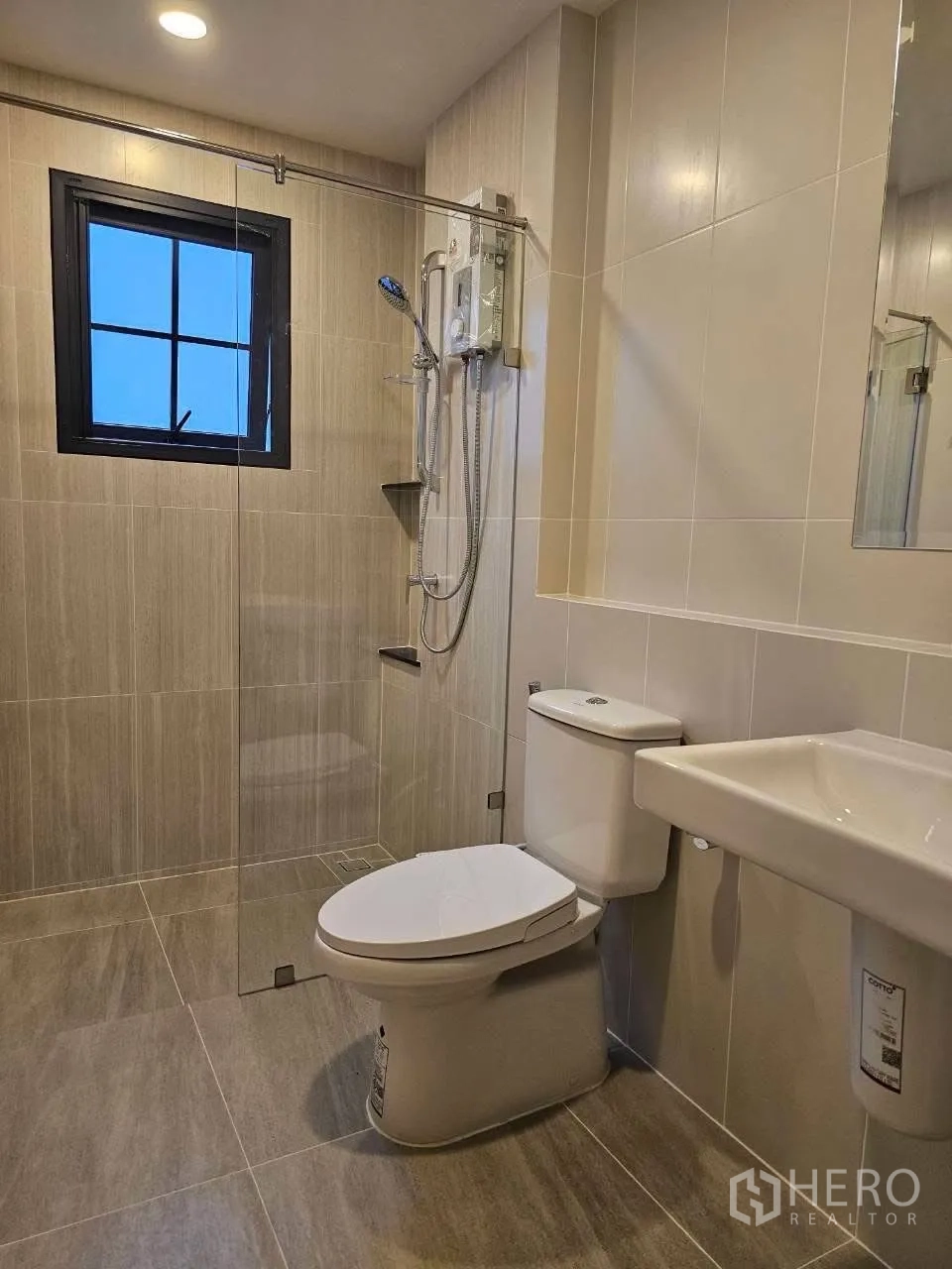 Detached House for rent or sale in Bang Phli, Samut Prakan - Modern bathroom with glass-enclosed shower, toilet, and sink.