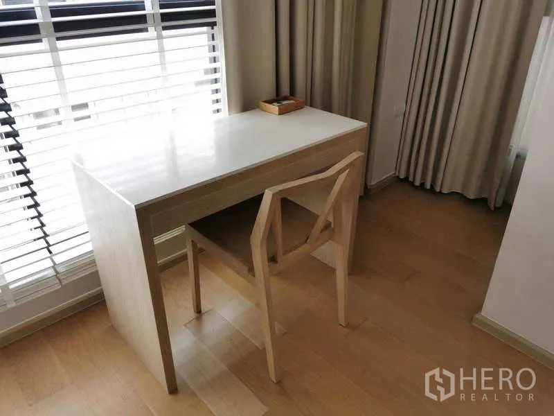 公寓 出租或出售在Watthana, Bangkok - 靠窗小书桌与木椅，配窗帘和百叶