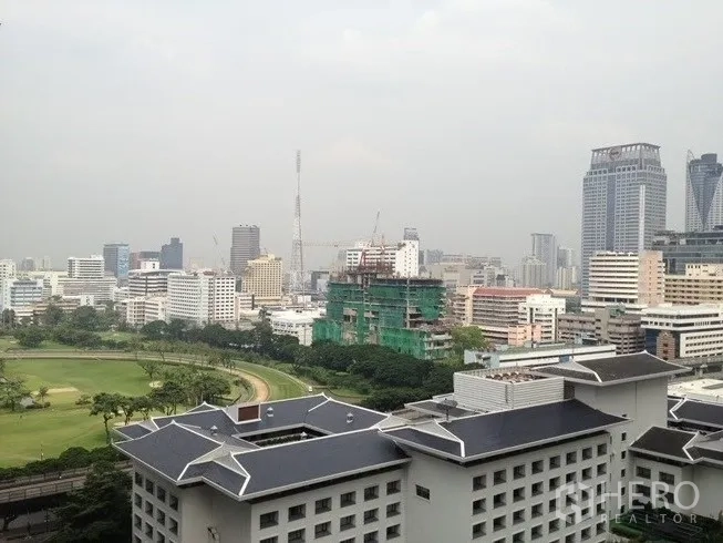 公寓 出租在Pathum Wan, Bangkok - 高楼城市景观，可见皇家曼谷运动俱乐部与天际线。