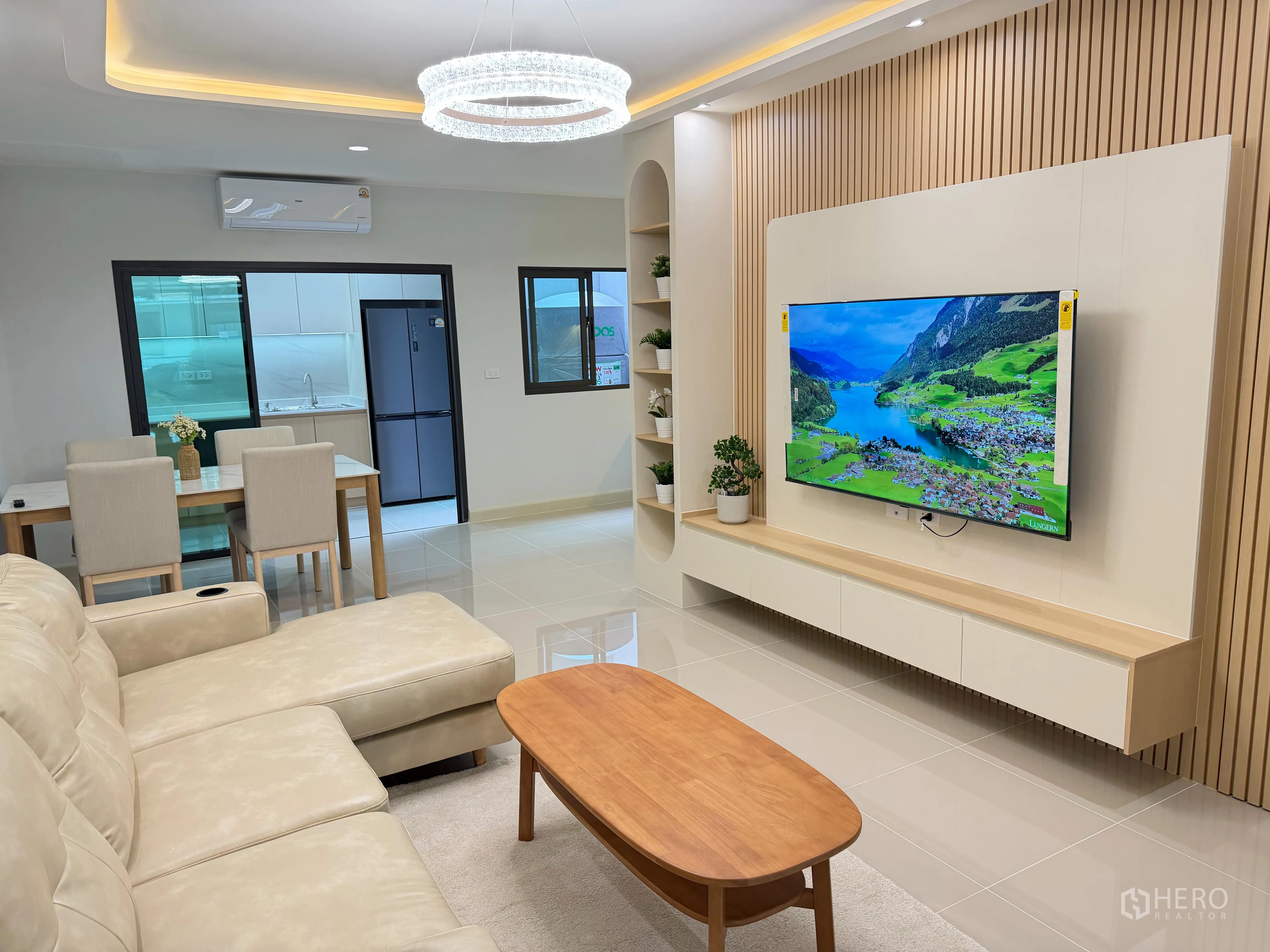 ทาวน์เฮาส์ for rent in Bang Phli, Samut Prakan - มุมมองอีกด้านของโซฟาตัวแอลและตู้ทีวีบิลท์อิน
