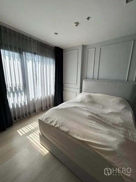 公寓 出售在Pathum Wan, Bangkok - 温馨一居空间，浅色木地板，高窗配双层窗帘，灰色系软装。