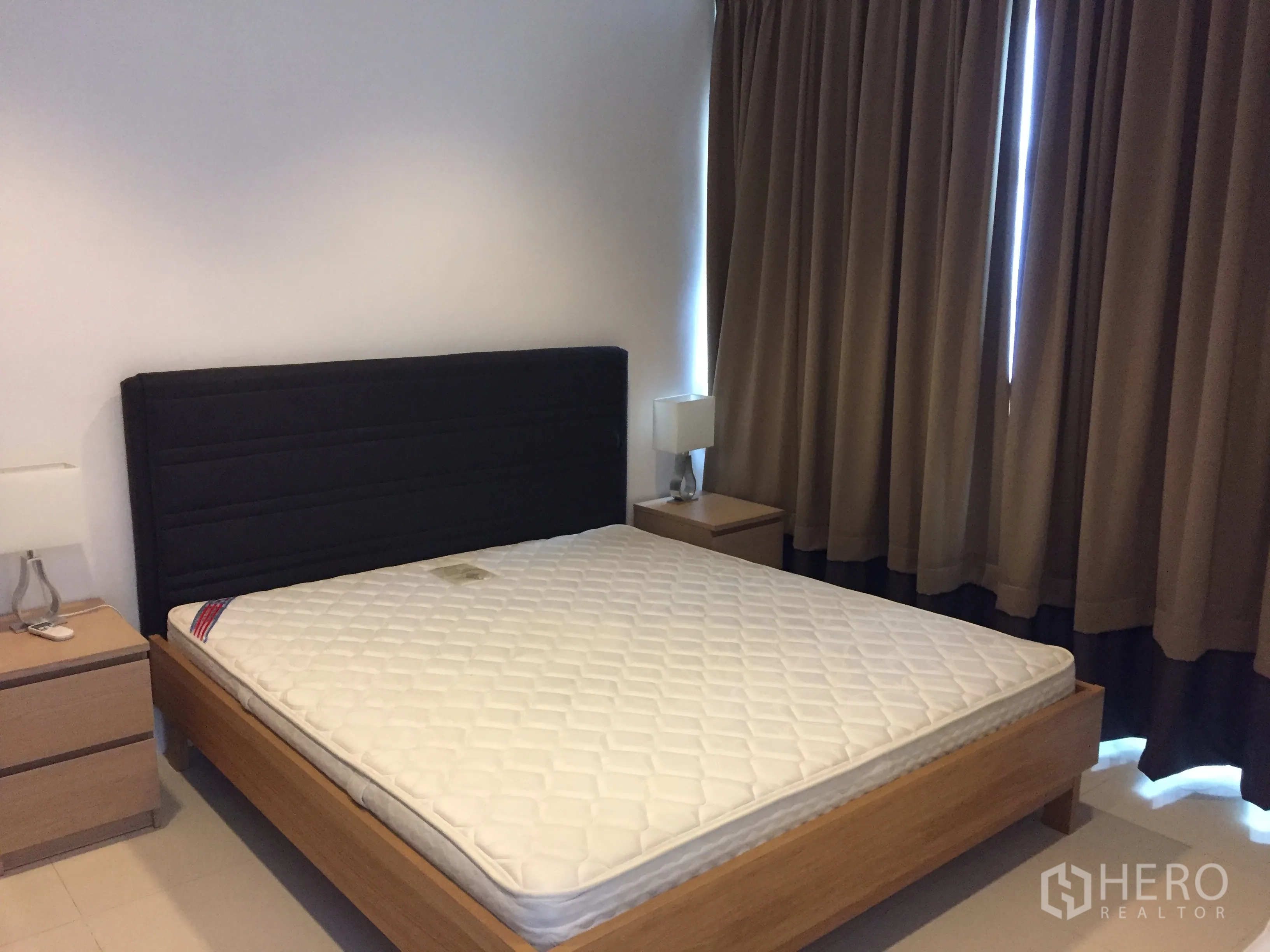 公寓 出租在Ratchathewi, Bangkok - 主卧配大床与床头柜，落地遮光窗帘。