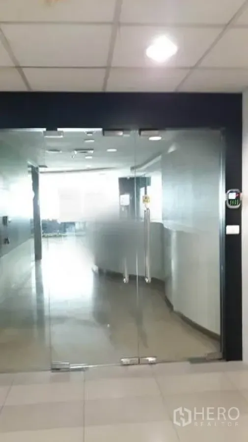 办公空间 出租在Bang Rak, Bangkok - 带磨砂玻璃的双开门，通往是隆现代化办公室入口。