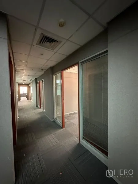 办公空间 出租在Watthana, Bangkok - 走廊，玻璃分隔房间与地毯砖
