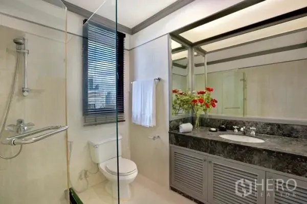 公寓 出租在Khlong San, Bangkok - 现代化浴室，玻璃淋浴间、百叶窗与长条花岗岩台面