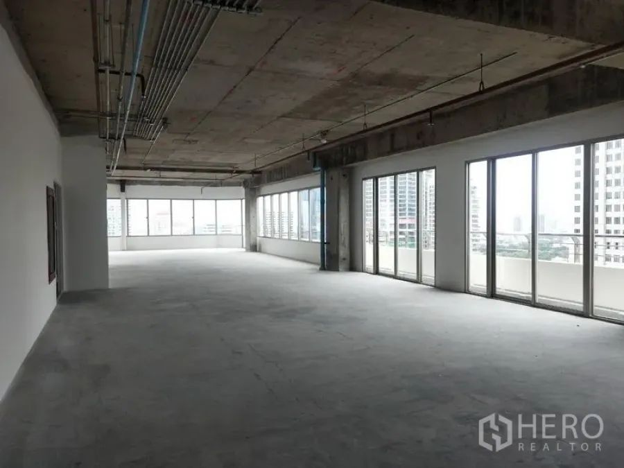 办公空间 出租在Watthana, Bangkok - 宽大的毛坯办公楼层，整面窗户与曼谷城市景观。