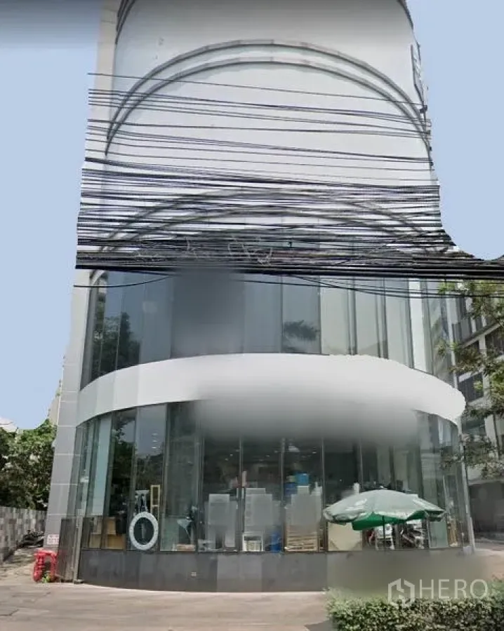 พื้นที่ขายปลีก ให้เช่าในWatthana, Bangkok - อาคารมุมสำหรับค้าปลีก หน้ากระจกโค้งสูงโปร่ง มองเห็นได้ชัด ในเขตวัฒนา กรุงเทพฯ