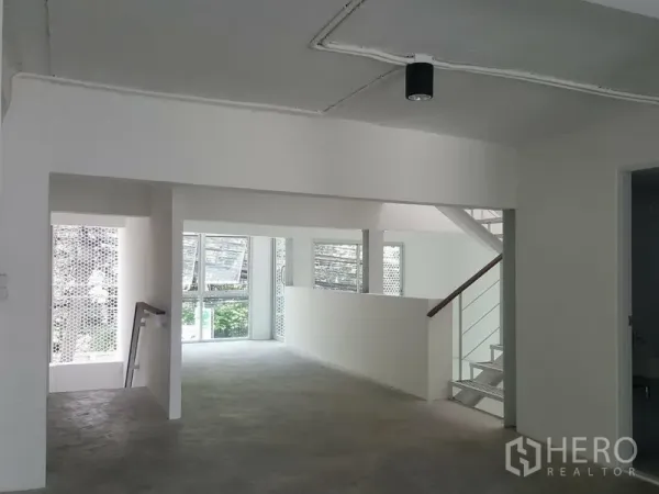 带办公室的家 出租在Khlong Toei, Bangkok - 夹层式开放办公区，大窗与楼梯扶手一体。