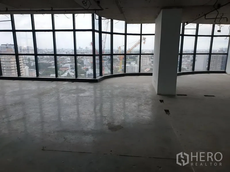 办公空间 出租在Watthana, Bangkok - 开放式毛坯办公区，弧形全景玻璃，眺望艾卡迈