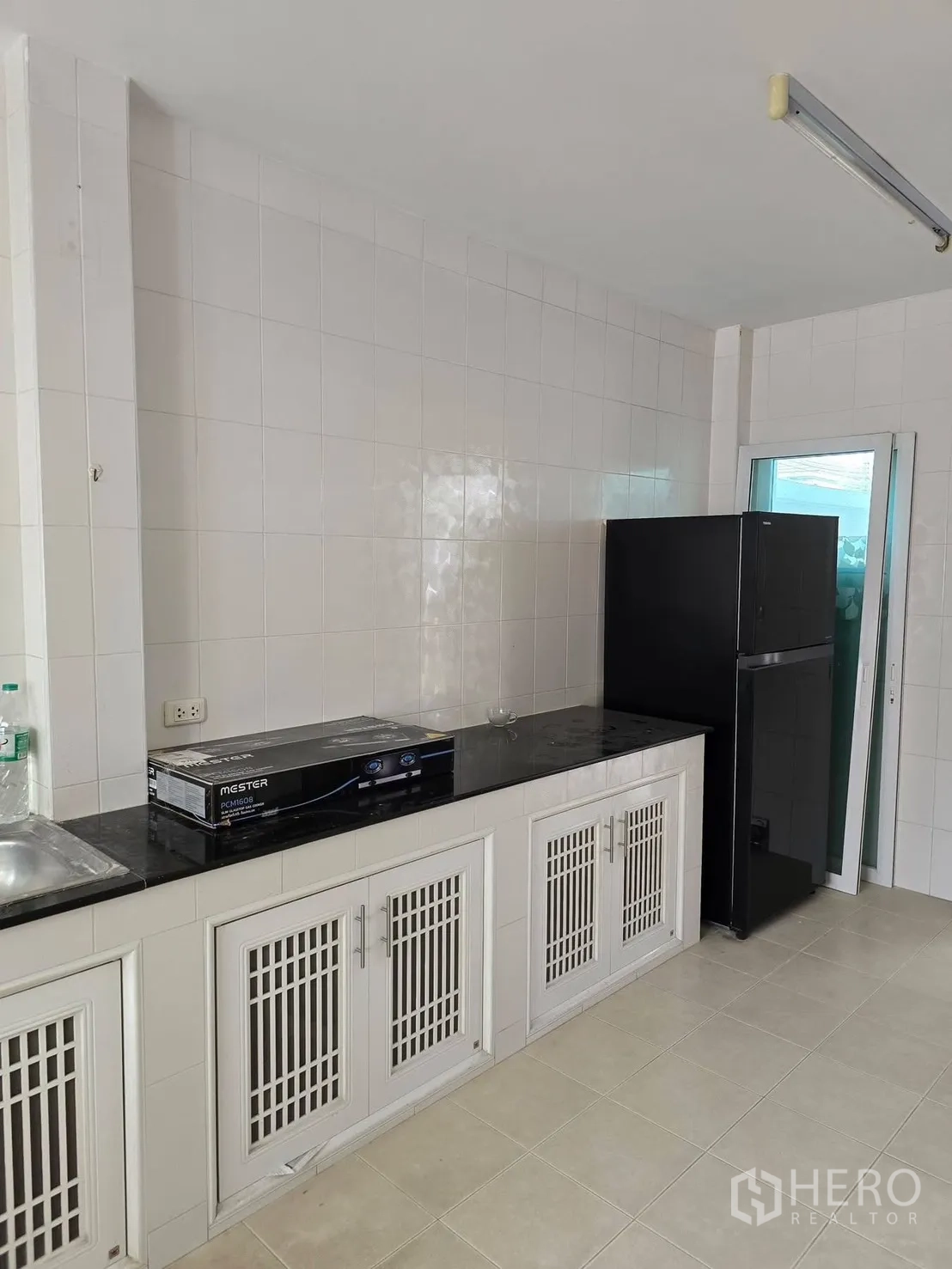 บ้านเดี่ยว for rent in Bang Phli, Samut Prakan - ห้องครัวปูกระเบื้อง เคาน์เตอร์หินสีดำ ตู้บิวท์อินและตู้เย็น