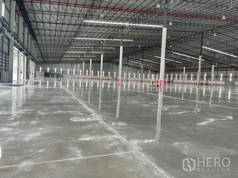 工厂 出租在Si Racha, Chon Buri - 开放生产空间，净高约9.5米，隔热屋顶与抛光地坪。