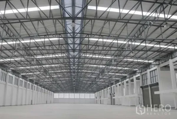 Factory for rent in Phra Nakhon Si Ayutthaya - Vast factory interior with 9m high steel truss roof, skylights, ventilation windows and polished floor.