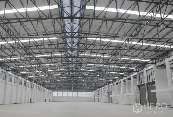 Factory for rent in Phra Nakhon Si Ayutthaya - Vast factory interior with 9m high steel truss roof, skylights, ventilation windows and polished floor.