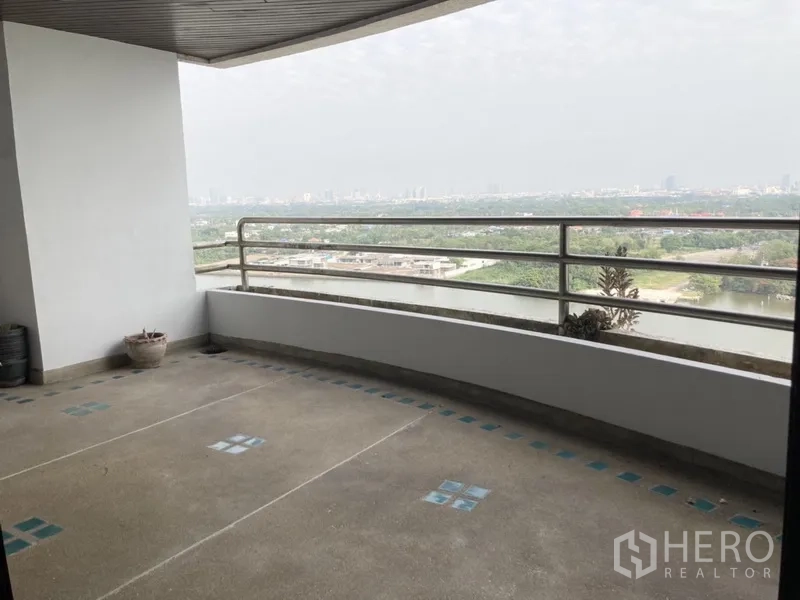 Condominium for rent in Yan Nawa, Bangkok - Large covered balcony with river and city skyline views.