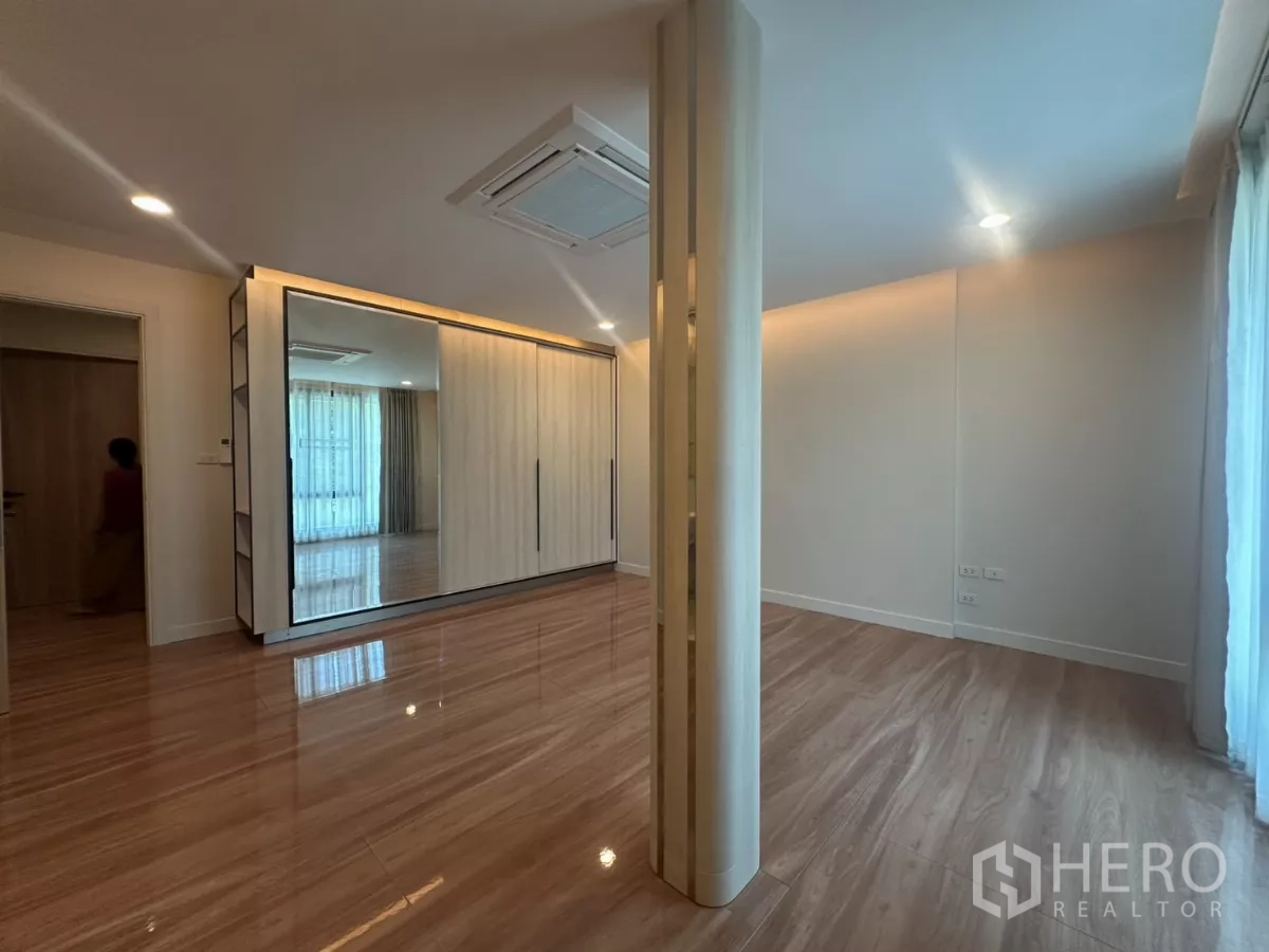 联排别墅 出租在Watthana, Bangkok - 主卧另一视角，展示大衣柜与窗户。
