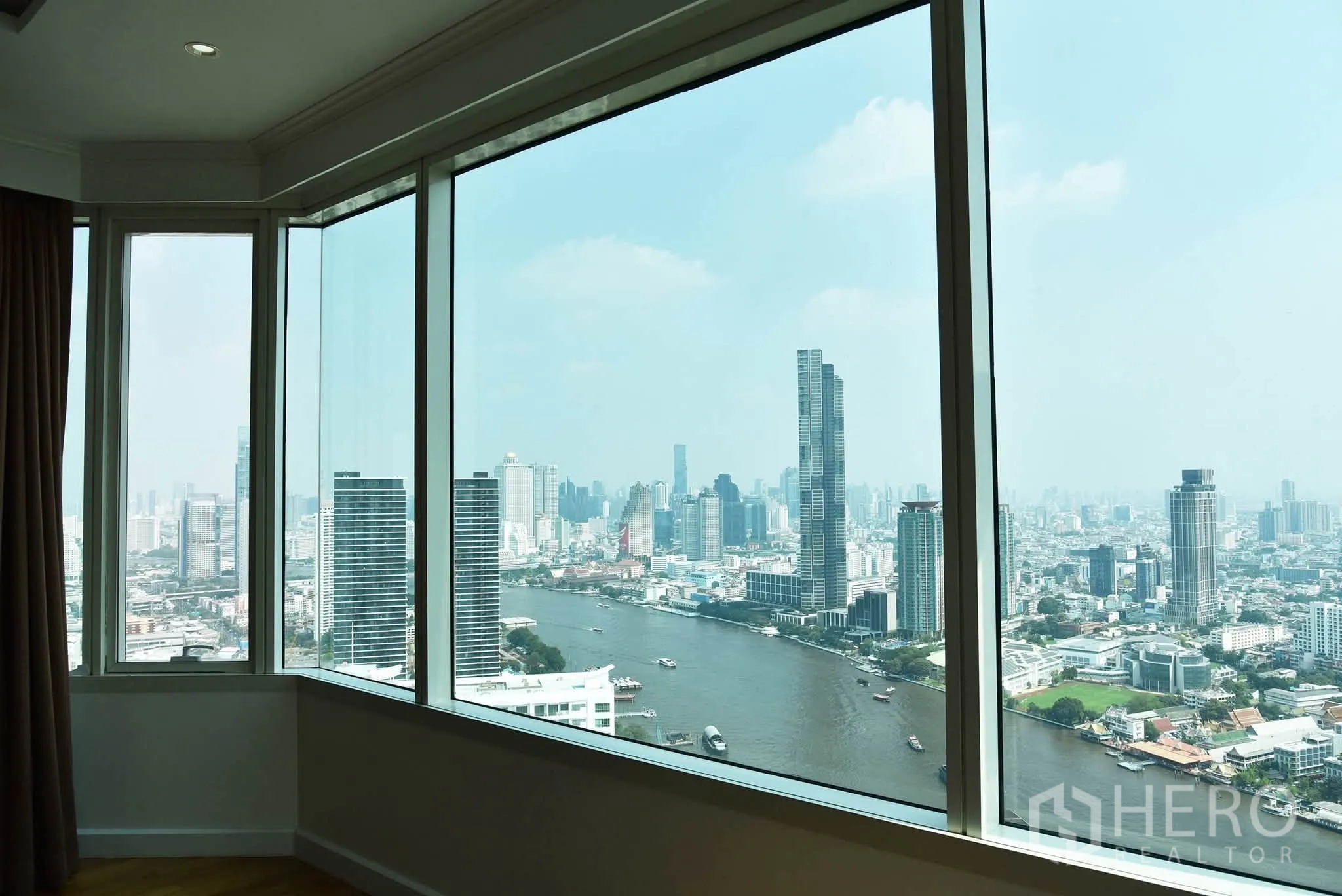 คอนโด for sale in Khlong San, Bangkok - หน้าต่างบานใหญ่กรอบวิวแม่น้ำเจ้าพระยาและตึกสูงจากภายในห้อง