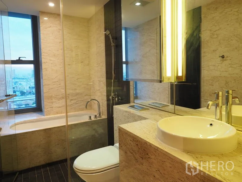 คอนโด ให้เช่าในYan Nawa, Bangkok - ห้องน้ำหรู มีอ่างอาบน้ำ ฝักบัวกระจก เคาน์เตอร์หิน และหน้าต่างชมวิว