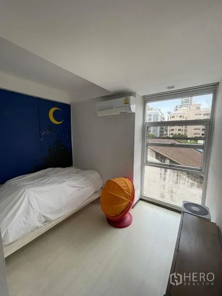 Townhouse for sale - Cozy single bedroom with large window and city outlook.