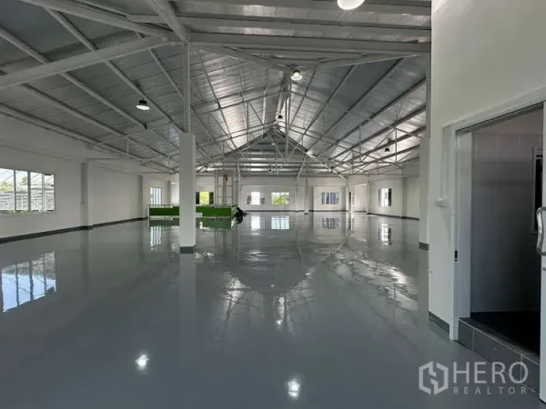 货栈 出租在Mueang Samut Prakan, Samut Prakan - 金属屋顶下的开放生产区，带侧门通道。