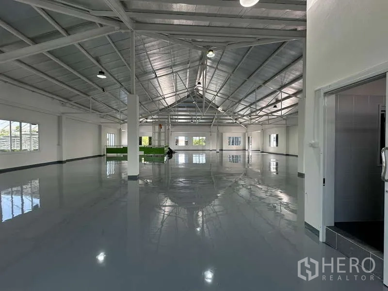 货栈 出租在Mueang Samut Prakan, Samut Prakan - 金属屋顶下的开放生产区，带侧门通道。