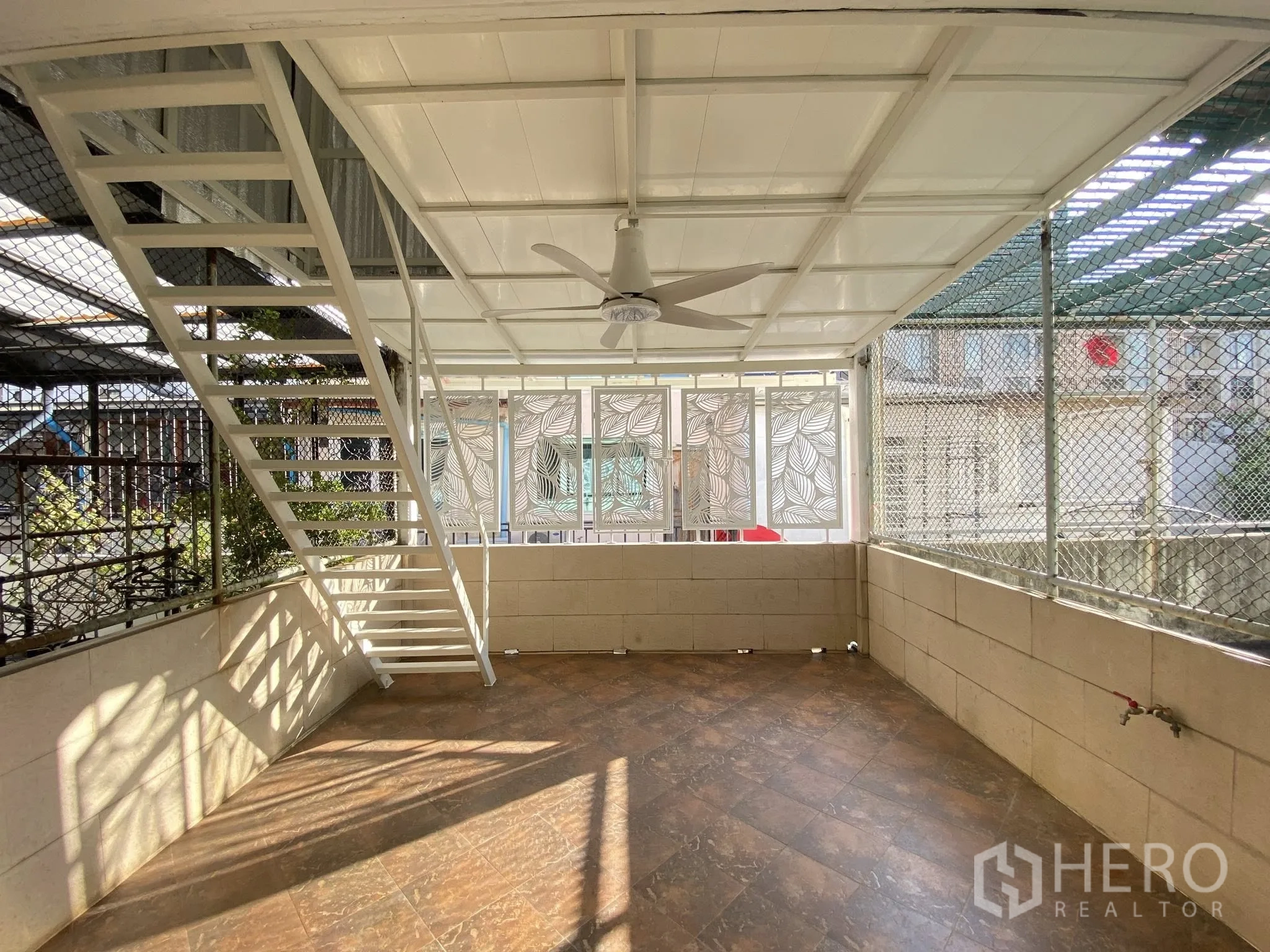 家庭办公室 for rent in Pathum Wan, Bangkok - 带顶棚的露台，吊扇、地砖、金属网围护并有上行楼梯。