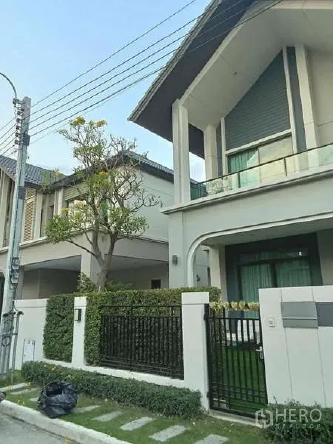 独立式住宅 出租在Bang Phli, Samut Prakan - 现代独栋住宅外观，前院围栏与阳台。