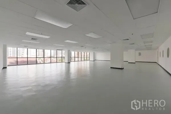 Office Space for rent in Pathum Wan, Bangkok - Bright 500 sqm office space with ducted air-conditioning, grid ceiling and wraparound windows.