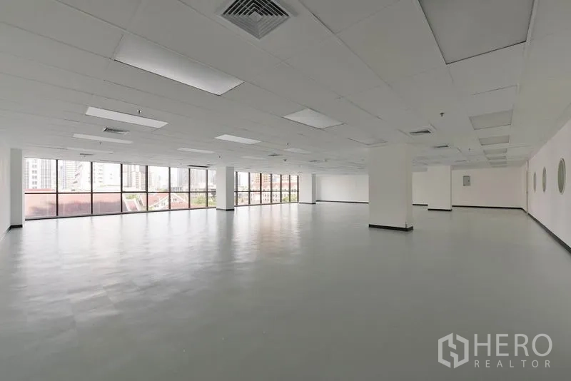 Office Space for rent in Pathum Wan, Bangkok - Bright 500 sqm office space with ducted air-conditioning, grid ceiling and wraparound windows.