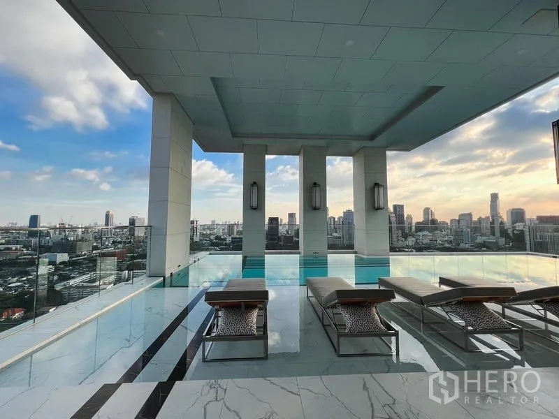 คอนโด ให้เช่าหรือขาย - สระว่ายน้ำอินฟินิตี้บนดาดฟ้าพร้อมเตียงอาบแดดและวิวเมืองกรุงเทพฯ