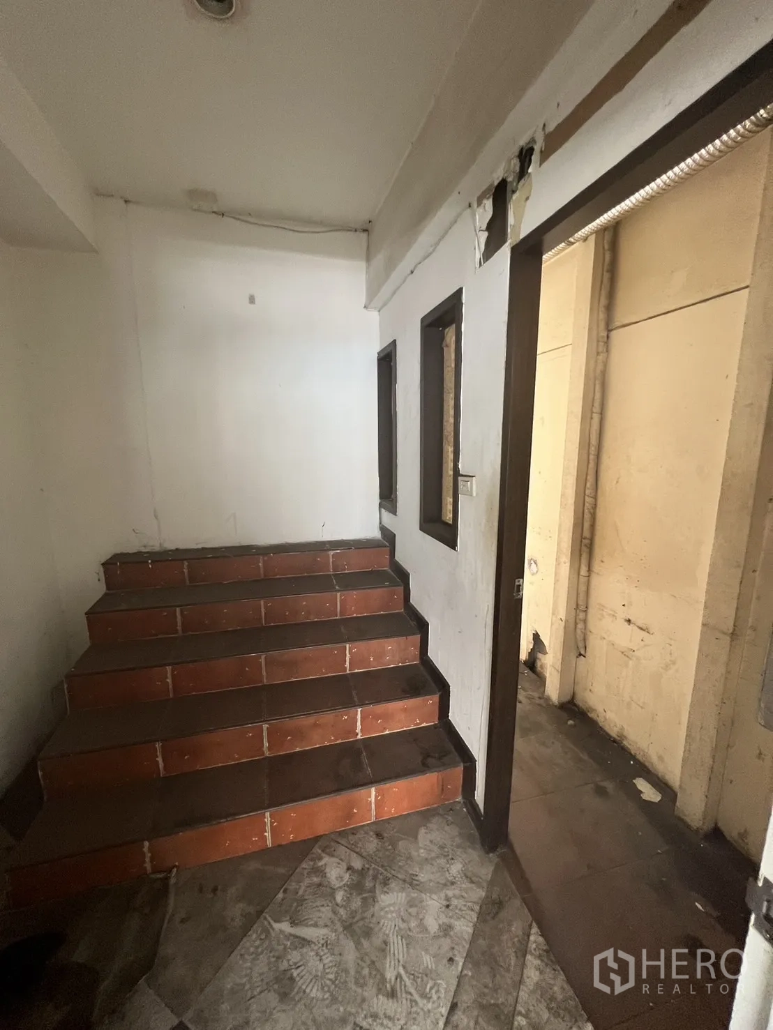 Shophouse for rent in Khlong Toei, Bangkok - Small interior landing with short steps leading to service rooms and corridor.