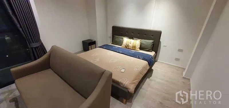 独立式住宅 出租在Prawet, Bangkok - 温馨卧室，软包床与小沙发