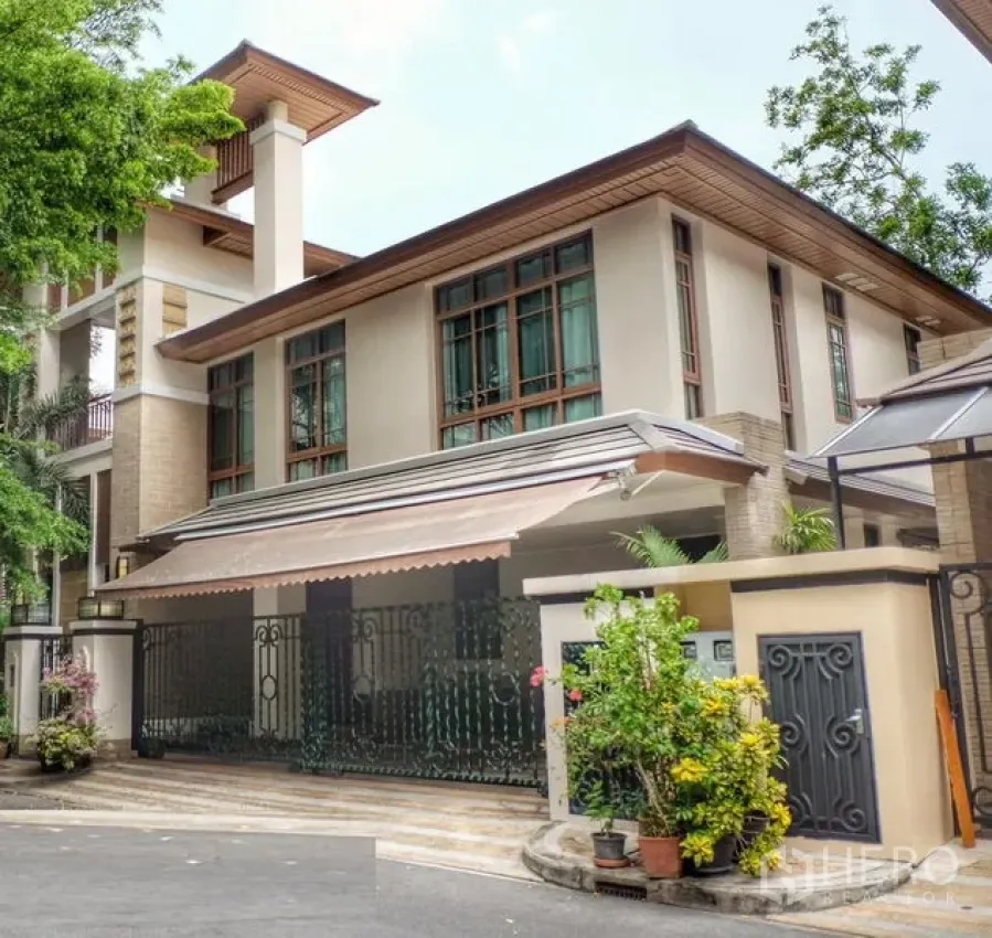 Detached House for rent in Watthana, Bangkok - Modern two-storey detached house exterior with gated carport and large windows.