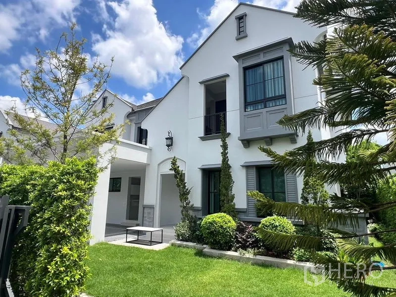 Detached House for rent or sale in Saphan Sung, Bangkok - Side view of the detached house with landscaped garden and lush lawn.