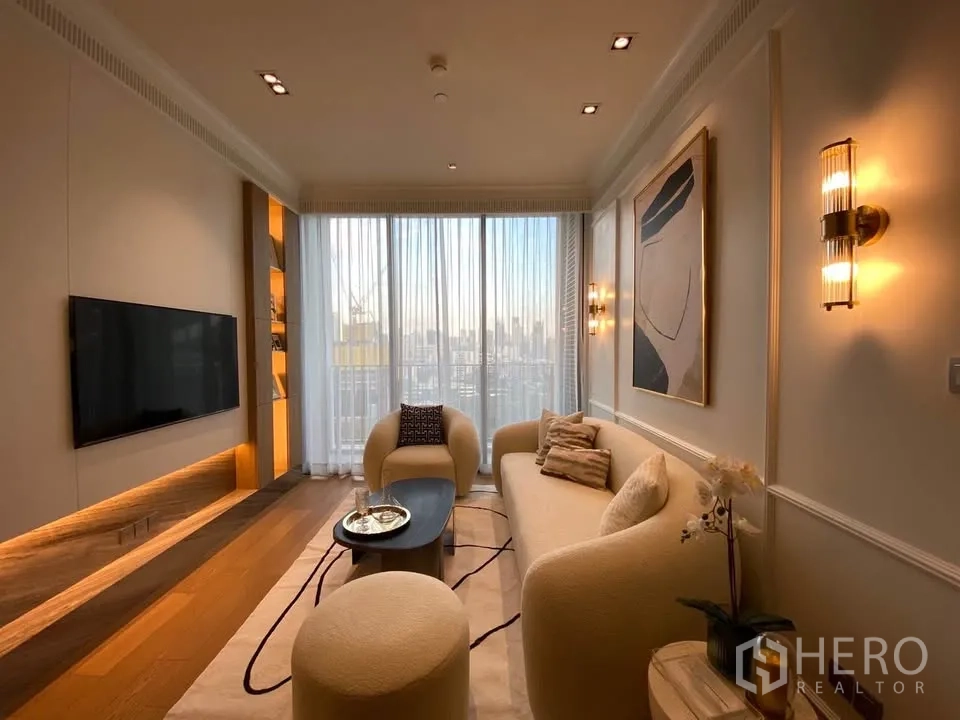 公寓 for rent in Pathum Wan, Bangkok - 客厅全景展示电视墙、氛围照明、落地窗与现代家具。