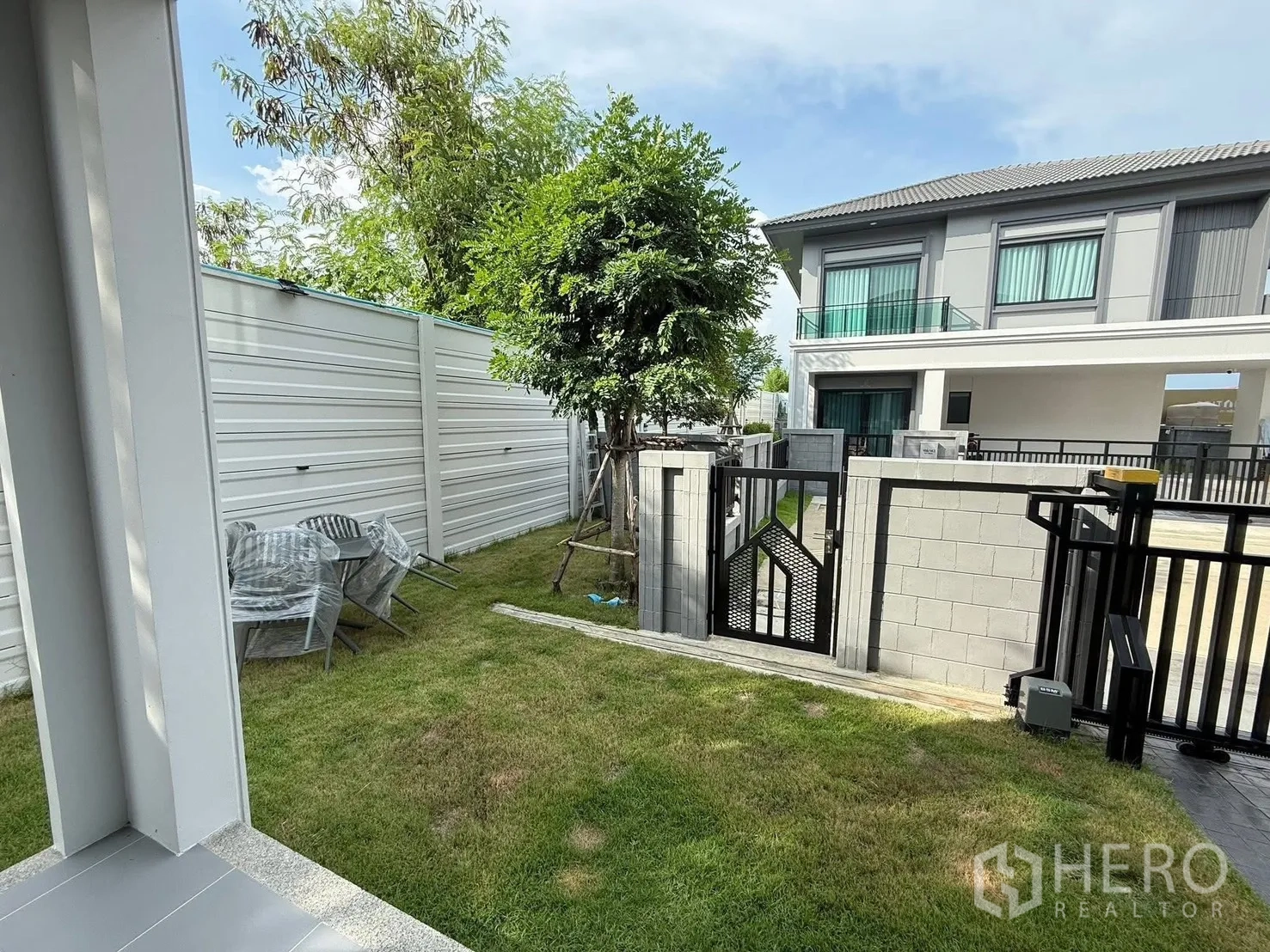 บ้านเดี่ยว for rent in Bang Phli, Samut Prakan - สวนเล็กและประตูรั้วด้านข้างเชื่อมสู่ทางรถภายในโครงการที่อยู่อาศัย.