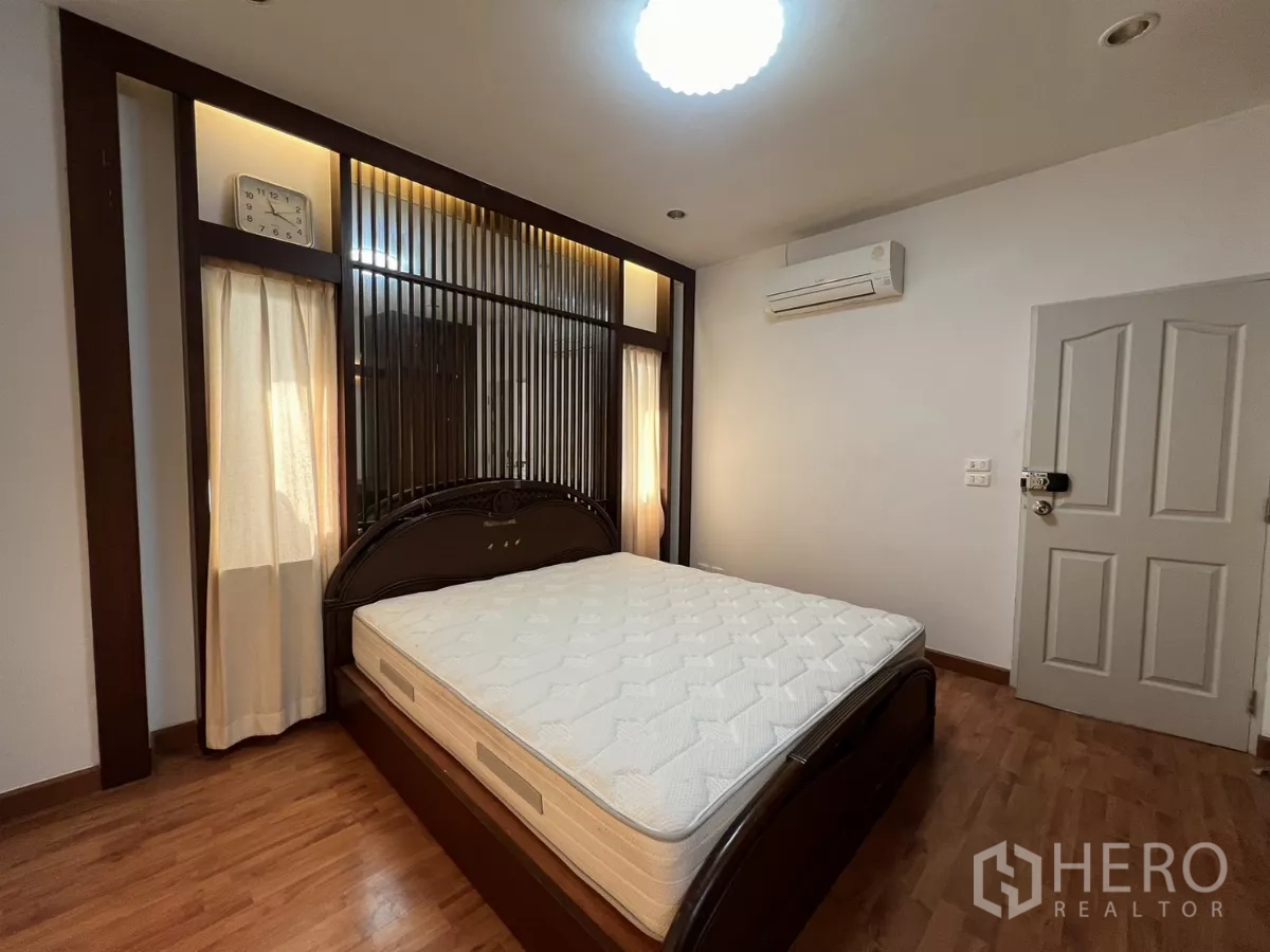 独立式住宅 出租在Bang Kapi, Bangkok - 主卧带特色床头与窗帘，灯光温暖。