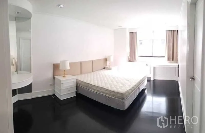คอนโด ให้เช่าในSathon, Bangkok - ห้องนอนหลักสว่าง เตียงคิงไซซ์ โต๊ะหัวเตียง และโต๊ะเครื่องแป้งบิวท์อิน